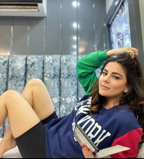 Shraddha Arya feet photo thumbnail