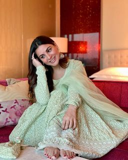 Shraddha Arya feet photo thumbnail