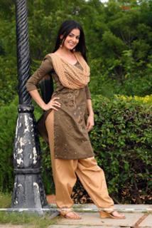 Shraddha Arya feet photo thumbnail