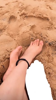 Shraddha Arya feet photo thumbnail