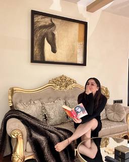 Shraddha Arya feet photo thumbnail