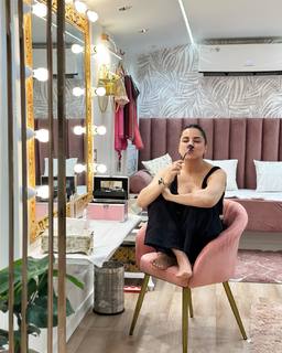 Shraddha Arya feet photo thumbnail