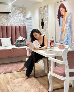 Shraddha Arya feet photo thumbnail