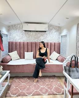 Shraddha Arya feet photo thumbnail