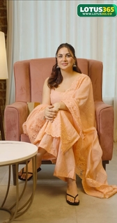 Shraddha Arya feet photo thumbnail