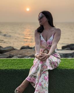 Shraddha Arya feet photo thumbnail