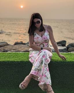 Shraddha Arya feet photo thumbnail