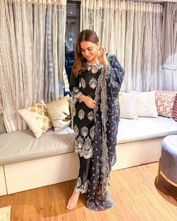 Shraddha Arya feet photo thumbnail