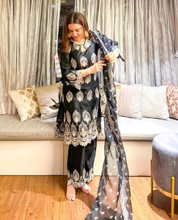 Shraddha Arya feet photo thumbnail