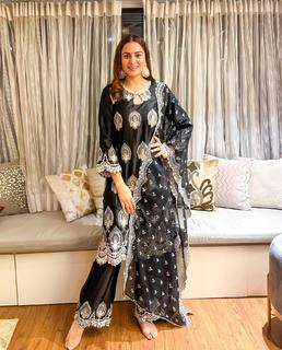 Shraddha Arya feet photo thumbnail