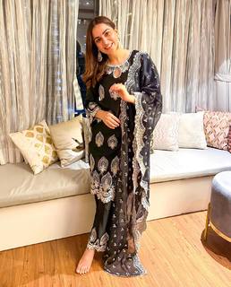 Shraddha Arya feet photo thumbnail