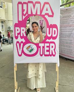 Shraddha Arya feet photo thumbnail