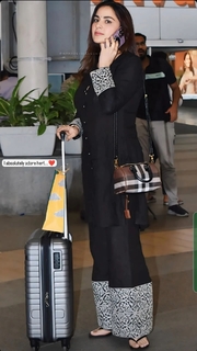 Shraddha Arya feet photo thumbnail