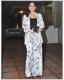 Shraddha Arya feet photo thumbnail