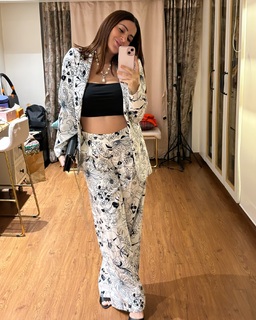 Shraddha Arya feet photo thumbnail