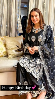 Shraddha Arya feet photo thumbnail