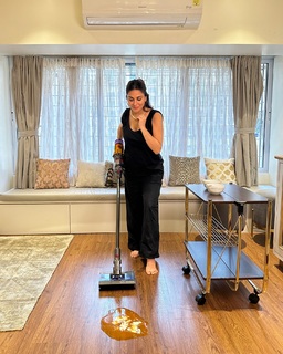 Shraddha Arya feet photo thumbnail