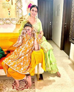 Shraddha Arya feet photo thumbnail