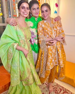 Shraddha Arya feet photo thumbnail