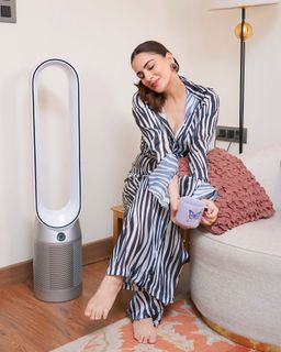 Shraddha Arya feet photo thumbnail