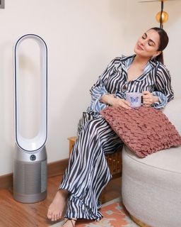 Shraddha Arya feet photo thumbnail