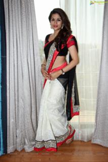 Shraddha Das feet photo thumbnail