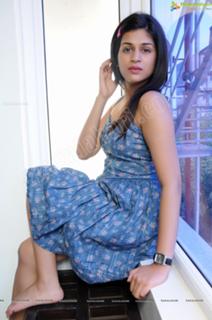 Shraddha Das feet photo thumbnail