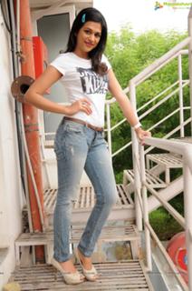 Shraddha Das feet photo thumbnail