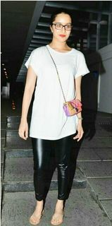 Shraddha Kapoor feet photo thumbnail
