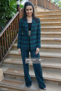Shraddha Kapoor feet photo thumbnail