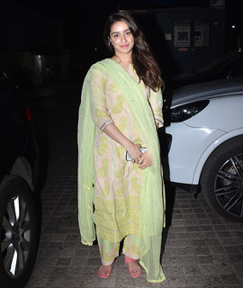 Shraddha Kapoor feet photo thumbnail