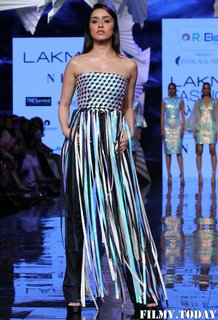 Shraddha Kapoor feet photo thumbnail