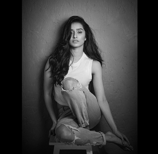 Shraddha Kapoor feet photo thumbnail