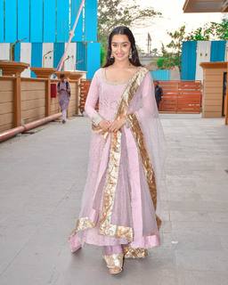 Shraddha Kapoor feet photo thumbnail