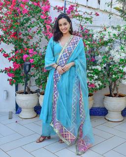 Shraddha Kapoor feet photo thumbnail