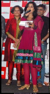 Shreya Ghoshal feet photo thumbnail