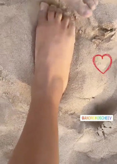 Shriya Saran feet photo thumbnail
