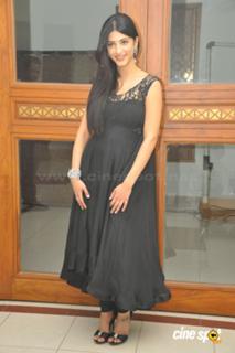 Shruti Haasan feet photo thumbnail
