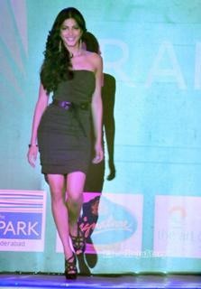 Shruti Haasan feet photo thumbnail