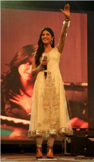 Shruti Haasan feet photo thumbnail