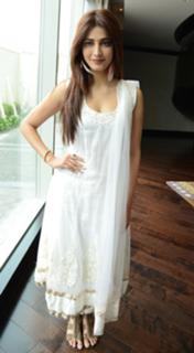 Shruti Haasan feet photo thumbnail