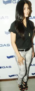 Shruti Haasan feet photo thumbnail