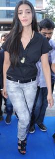 Shruti Haasan feet photo thumbnail