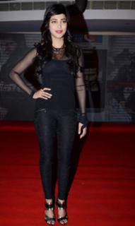 Shruti Haasan feet photo thumbnail