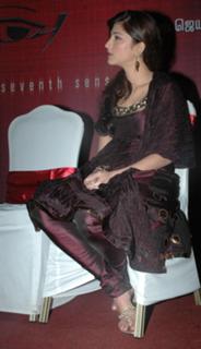 Shruti Haasan feet photo thumbnail
