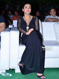 Shruti Haasan feet photo thumbnail