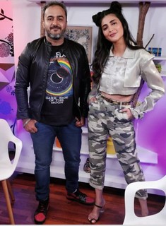 Shruti Haasan feet photo thumbnail