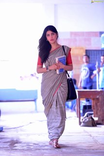 Shruti Haasan feet photo thumbnail