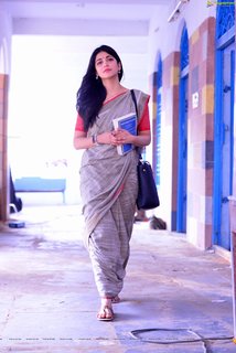 Shruti Haasan feet photo thumbnail