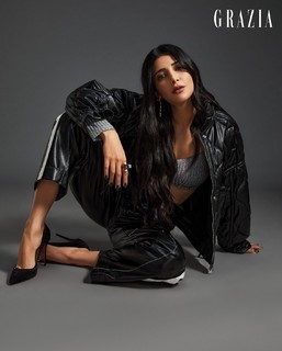 Shruti Haasan feet photo thumbnail